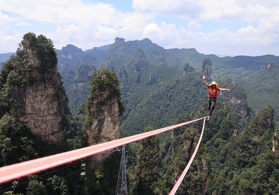 在比赛现场, 扁带做舞台